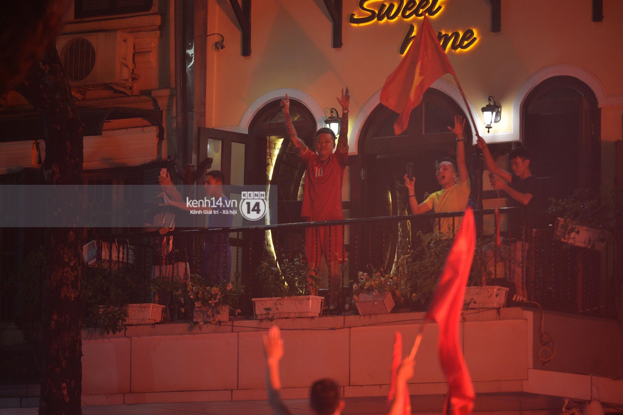 Clip: Tuấn Hưng ngẫu hứng ra ban công nhà hát vang “Nối vòng tay lớn”, quẩy hết mình cùng hàng trăm cổ động viên bên dưới! - Ảnh 5.