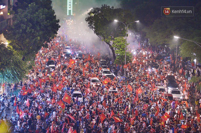 Dù thua Hàn Quốc, hàng nghìn người dân Thủ đô vẫn đổ về Hồ Gươm để cảm ơn sự cống hiến hết mình của Olympic Việt Nam - Ảnh 14.