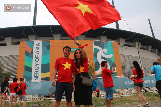 Bình Minh, Only C hòa cùng dòng fan Việt sang Indonesia cổ vũ Olympic Việt Nam - Ảnh 6.