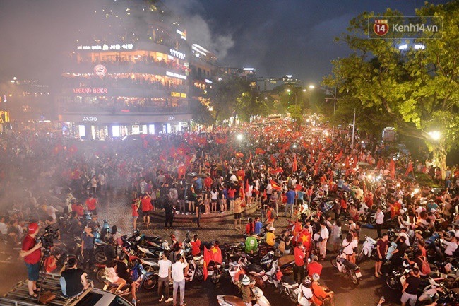 Dù thua Hàn Quốc, hàng nghìn người dân Thủ đô vẫn đổ về Hồ Gươm để cảm ơn sự cống hiến hết mình của Olympic Việt Nam - Ảnh 10.