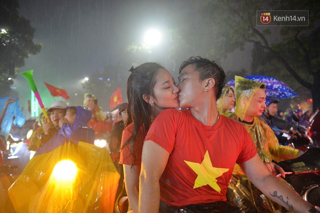 Dù thua Hàn Quốc, hàng nghìn người dân Thủ đô vẫn đổ về Hồ Gươm để cảm ơn sự cống hiến hết mình của Olympic Việt Nam - Ảnh 16.