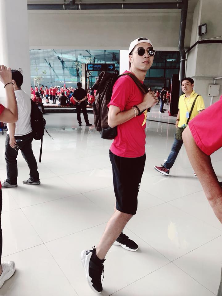 Vợ chồng Only C đã có mặt tại Indonesia, rạng rỡ giơ cao cờ Việt Nam trên khán đài sân vận động - Ảnh 3.
