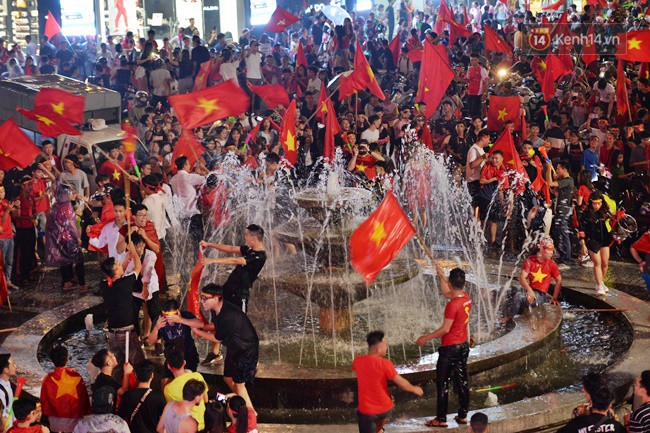 Dù thua Hàn Quốc, hàng nghìn người dân Thủ đô vẫn đổ về Hồ Gươm để cảm ơn sự cống hiến hết mình của Olympic Việt Nam - Ảnh 11.