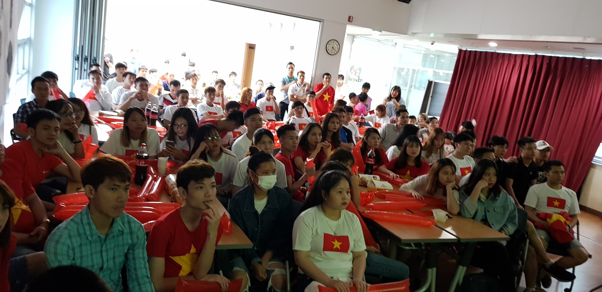 Người hâm mộ Việt Nam tại Hàn: Chúng ta thua nhưng đầy vẻ vang vì Hàn Quốc là một đội rất mạnh - Ảnh 1. Người hâm mộ Việt Nam tại Hàn: Chúng ta thua nhưng đầy vẻ vang vì Hàn Quốc là một đội rất mạnh - Ảnh 1.