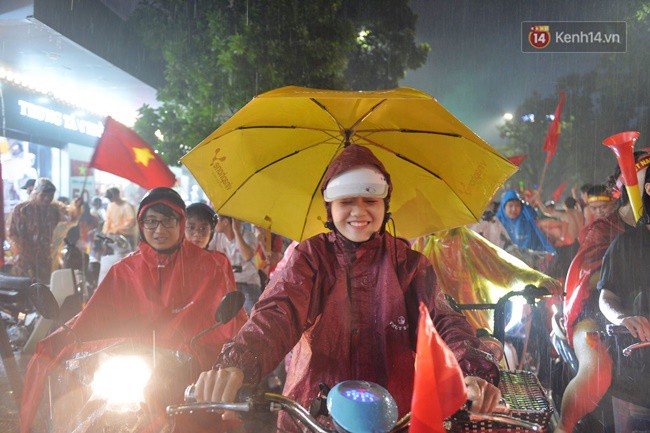 Dù thua Hàn Quốc, hàng nghìn người dân Thủ đô vẫn đổ về Hồ Gươm để cảm ơn sự cống hiến hết mình của Olympic Việt Nam - Ảnh 18.