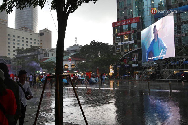 Hà Nội - Sài Gòn đổ mưa lớn, người hâm mộ vẫn đội mưa cổ vũ cho Olympic Việt Nam với tình yêu mãnh liệt - Ảnh 7.