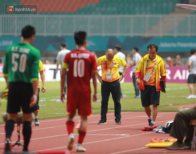 HLV Park Hang Seo cúi đầu giấu nỗi buồn sau trận thua Hàn Quốc - Ảnh 1.