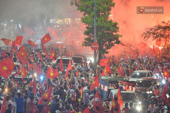 Dù thua Hàn Quốc, hàng nghìn người dân Thủ đô vẫn đổ về Hồ Gươm để cảm ơn sự cống hiến hết mình của Olympic Việt Nam - Ảnh 12.