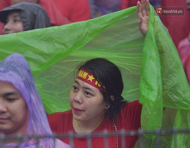 Hà Nội - Sài Gòn đổ mưa lớn, người hâm mộ vẫn đội mưa cổ vũ cho Olympic Việt Nam với tình yêu mãnh liệt - Ảnh 4.