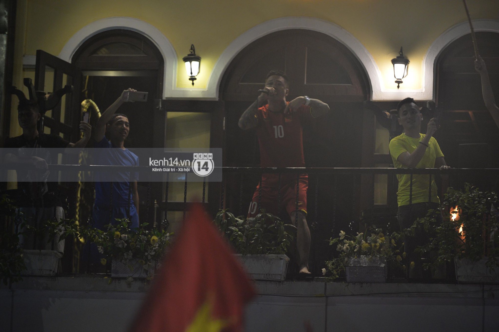 Clip: Tuấn Hưng ngẫu hứng ra ban công nhà hát vang “Nối vòng tay lớn”, quẩy hết mình cùng hàng trăm cổ động viên bên dưới! - Ảnh 2.