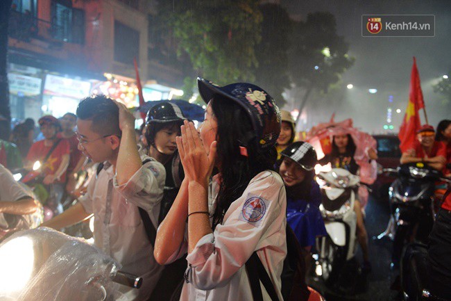 Dù thua Hàn Quốc, hàng nghìn người dân Thủ đô vẫn đổ về Hồ Gươm để cảm ơn sự cống hiến hết mình của Olympic Việt Nam - Ảnh 19.