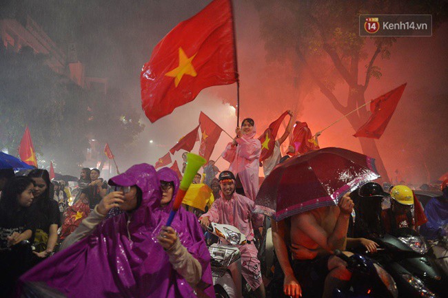 Dù thua Hàn Quốc, hàng nghìn người dân Thủ đô vẫn đổ về Hồ Gươm để cảm ơn sự cống hiến hết mình của Olympic Việt Nam - Ảnh 20.