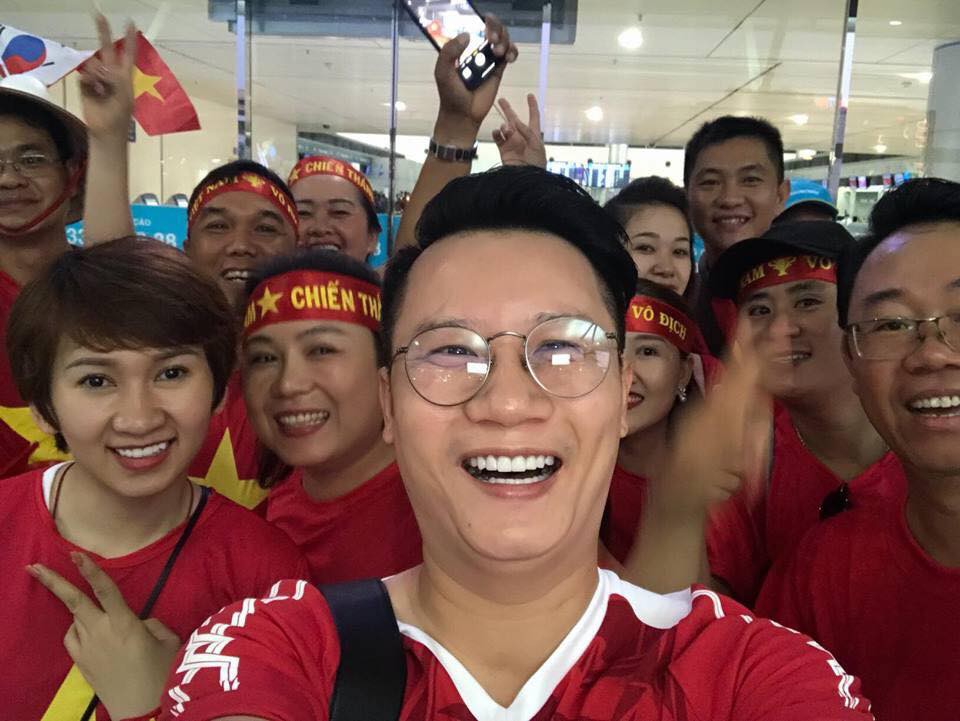 Hoàng Bách, Only cùng nghệ sĩ Vbiz lên đường đến Indonesia tiếp lửa cho tuyển Việt Nam trong trận gặp Hàn Quốc - Ảnh 2. Hoàng Bách, Only cùng nghệ sĩ Vbiz lên đường đến Indonesia tiếp lửa cho tuyển Việt Nam trong trận gặp Hàn Quốc - Ảnh 2.