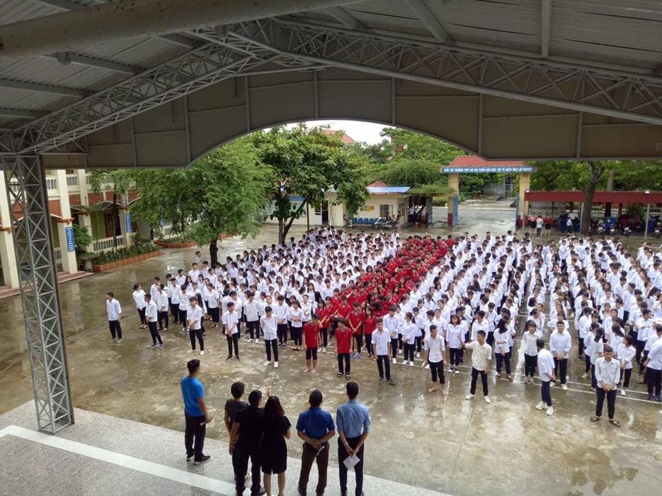 Hơn 1000 học sinh và thầy cô đội mưa hô vang Việt Nam vô địch, tinh thần bóng đá xịn xò nhất là đây chứ đâu - Ảnh 2. Hơn 1000 học sinh và thầy cô đội mưa hô vang Việt Nam vô địch, tinh thần bóng đá xịn xò nhất là đây chứ đâu - Ảnh 2.