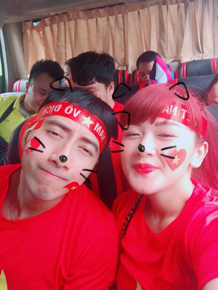 Vợ chồng Only C đã có mặt tại Indonesia, rạng rỡ giơ cao cờ Việt Nam trên khán đài sân vận động - Ảnh 1.