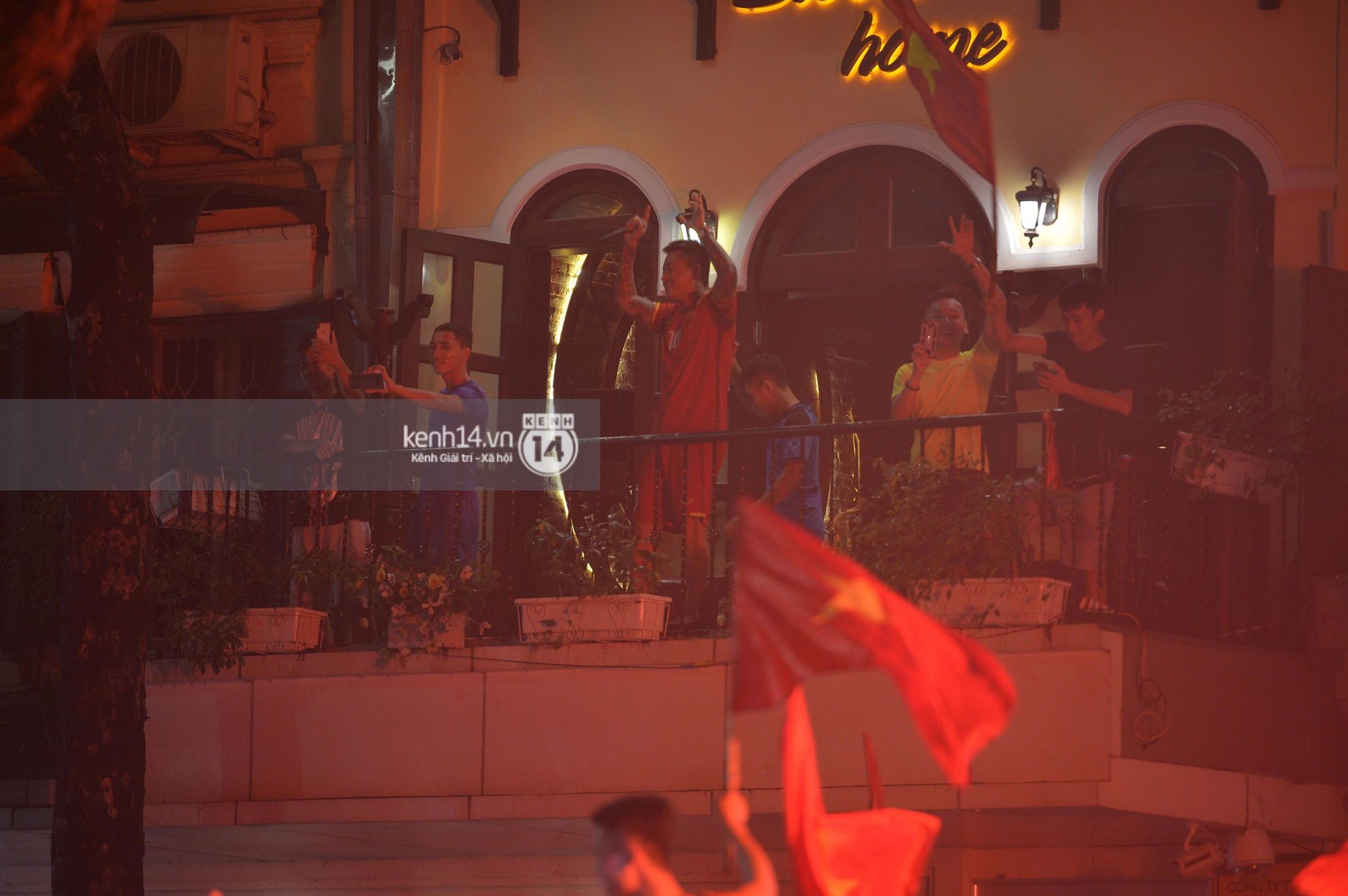 Clip: Tuấn Hưng ngẫu hứng ra ban công nhà hát vang “Nối vòng tay lớn”, quẩy hết mình cùng hàng trăm cổ động viên bên dưới! - Ảnh 4.