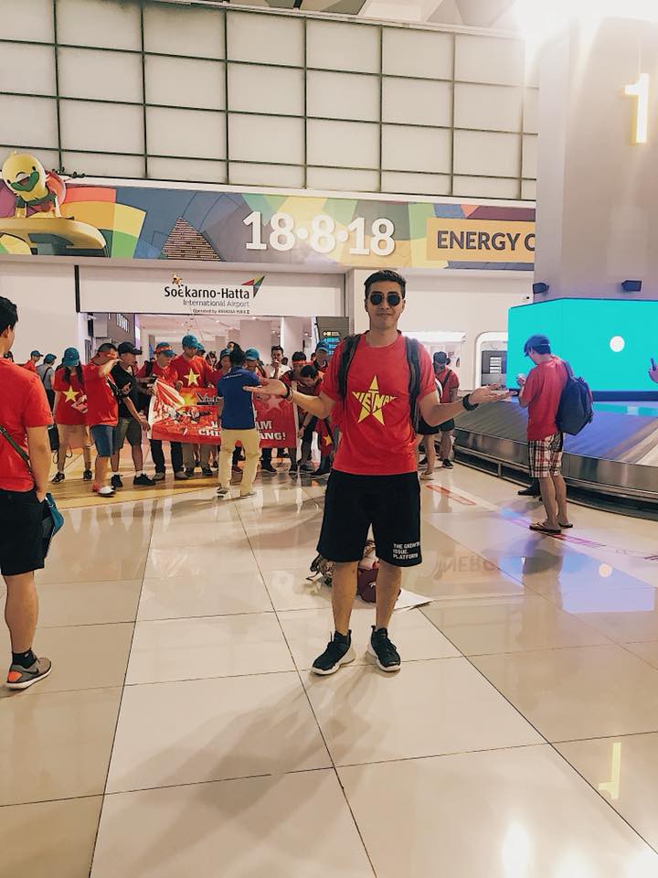 Vợ chồng Only C đã có mặt tại Indonesia, rạng rỡ giơ cao cờ Việt Nam trên khán đài sân vận động - Ảnh 2.