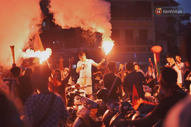 Dù thua Hàn Quốc, hàng nghìn người dân Thủ đô vẫn đổ về Hồ Gươm để cảm ơn sự cống hiến hết mình của Olympic Việt Nam - Ảnh 6.