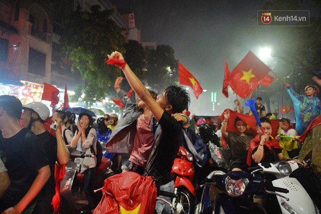 Dù thua Hàn Quốc, hàng nghìn người dân Thủ đô vẫn đổ về Hồ Gươm để cảm ơn sự cống hiến hết mình của Olympic Việt Nam - Ảnh 21.