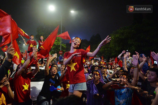 Dù thua Hàn Quốc, hàng nghìn người dân Thủ đô vẫn đổ về Hồ Gươm để cảm ơn sự cống hiến hết mình của Olympic Việt Nam - Ảnh 22.