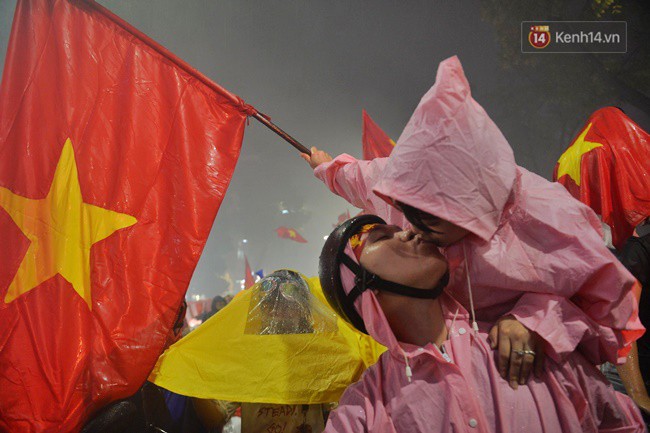 Dù thua Hàn Quốc, hàng nghìn người dân Thủ đô vẫn đổ về Hồ Gươm để cảm ơn sự cống hiến hết mình của Olympic Việt Nam - Ảnh 17.