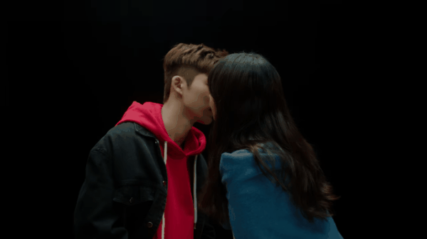 Những cảnh khóa môi táo bạo trong MV của thần tượng Kpop khiến fan cũng phải gượng - Ảnh 11.