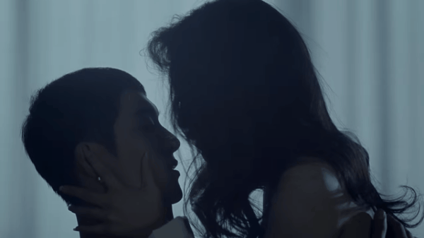 Những cảnh khóa môi táo bạo trong MV của thần tượng Kpop khiến fan cũng phải gượng - Ảnh 13.