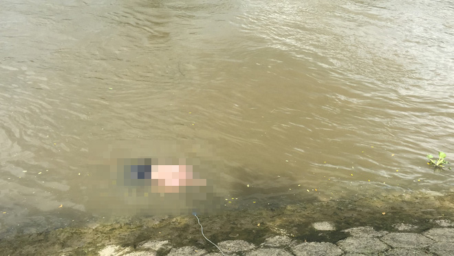 Hốt hoảng phát hiện thi thể người đàn ông không mặc áo trôi trên sông Sài Gòn - Ảnh 2.