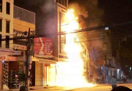 Ch&aacute;y lớn tr&ecirc;n phố sầm uất nhất Thanh H&oacute;a, t&acirc;n Gi&aacute;m đốc C&ocirc;ng an tỉnh tới hiện trường - Ảnh 1.