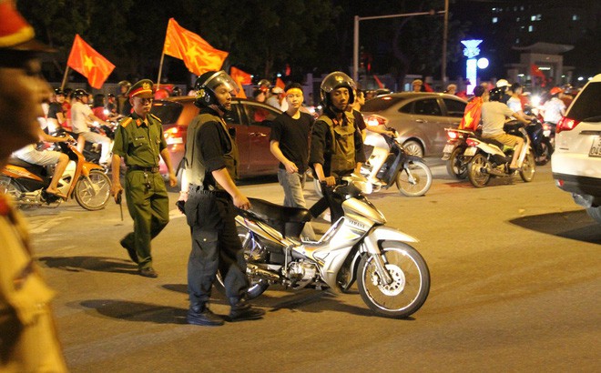 Hơn 1000 cảnh sát ra quân giữ an ninh, chống đua xe trận đấu Việt Nam - Hàn Quốc - Ảnh 1.