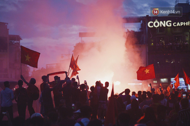 Dù thua Hàn Quốc, hàng nghìn người dân Thủ đô vẫn đổ về Hồ Gươm để cảm ơn sự cống hiến hết mình của Olympic Việt Nam - Ảnh 2.