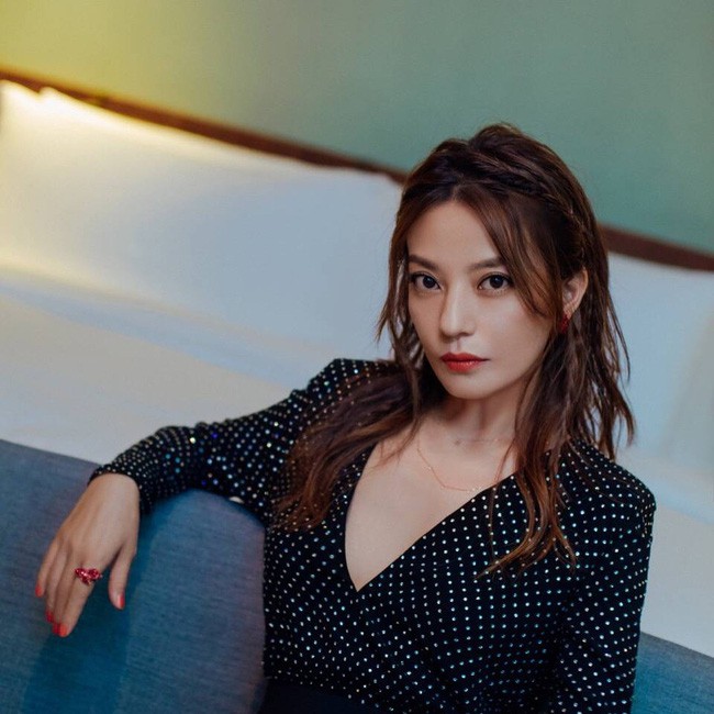 Bất ngờ trước nhan sắc tươi trẻ của &Eacute;n nhỏ Triệu Vy, c&agrave;ng ngạc nhi&ecirc;n hơn khi c&ocirc; chỉ cần những mẹo n&agrave;y để hack tuổi - Ảnh 13.