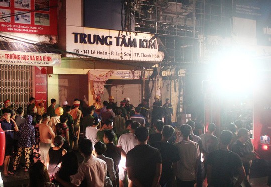 Ch&aacute;y lớn tr&ecirc;n phố sầm uất nhất Thanh H&oacute;a, t&acirc;n Gi&aacute;m đốc C&ocirc;ng an tỉnh tới hiện trường - Ảnh 3.