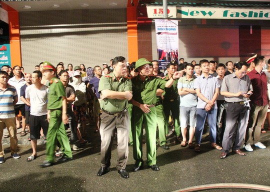 Cháy lớn trên phố sầm uất nhất Thanh Hóa, tân Giám đốc Công an tỉnh tới hiện trường - Ảnh 4.
