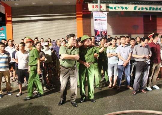 Ch&aacute;y lớn tr&ecirc;n phố sầm uất nhất Thanh H&oacute;a, t&acirc;n Gi&aacute;m đốc C&ocirc;ng an tỉnh tới hiện trường - Ảnh 4.