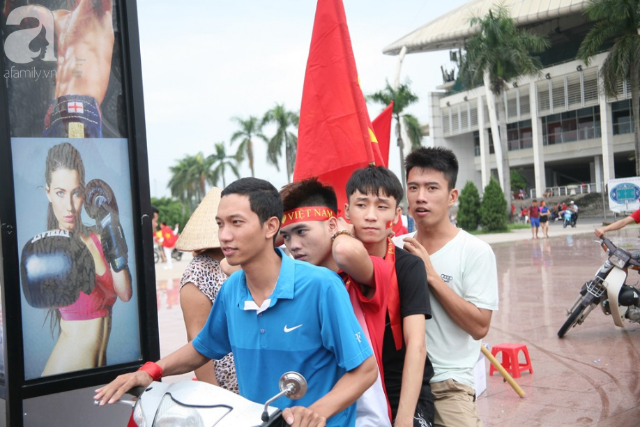 Cổ động viên ùn ùn kéo đến SVĐ Mỹ Đình rồi ngậm ngùi ra về vì không có màn hình LED lớn xem trận bán kết - Ảnh 5.