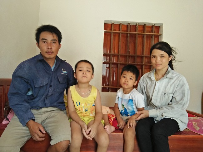 Ánh mắt cầu cứu của hai đứa trẻ cùng mắc phải căn bệnh đông máu, không tiền chữa trị ở Nghệ An - Ảnh 5.