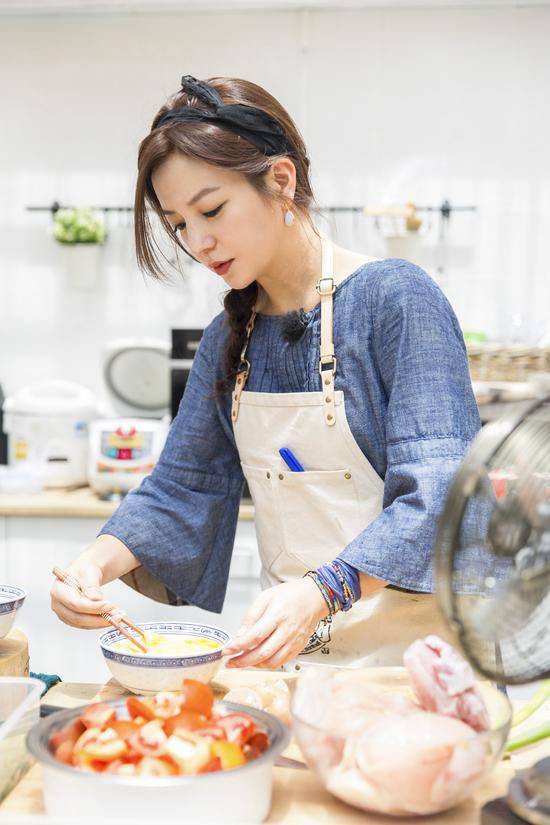 Bất ngờ trước nhan sắc tươi trẻ của &Eacute;n nhỏ Triệu Vy, c&agrave;ng ngạc nhi&ecirc;n hơn khi c&ocirc; chỉ cần những mẹo n&agrave;y để hack tuổi - Ảnh 7.
