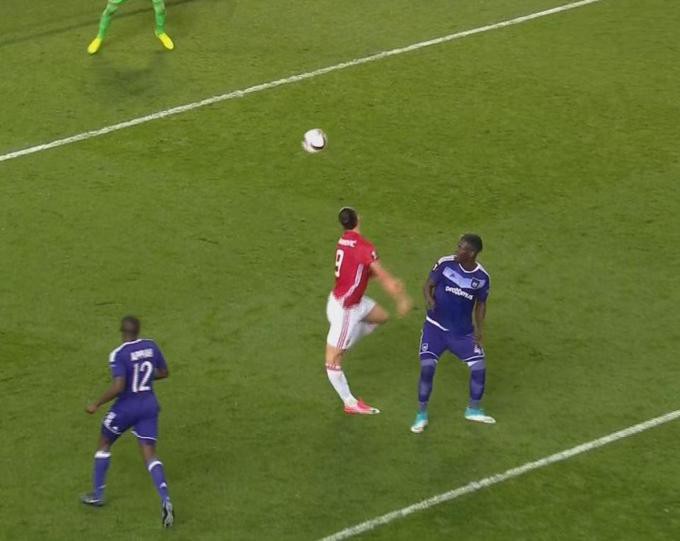 Ibrahimovic lần đầu tiết lộ hình ảnh chấn thương đáng sợ ở MU - Ảnh 2. Ibrahimovic lần đầu tiết lộ hình ảnh chấn thương đáng sợ ở MU - Ảnh 2.