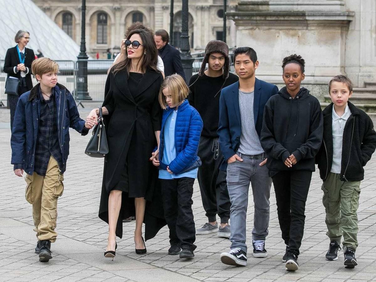 Brad Pitt cảm thấy thế nào khi Angelina Jolie bị đồn sắp nhận nuôi đứa con thứ 7? - Ảnh 1. Brad Pitt cảm thấy thế nào khi Angelina Jolie bị đồn sắp nhận nuôi đứa con thứ 7? - Ảnh 1.
