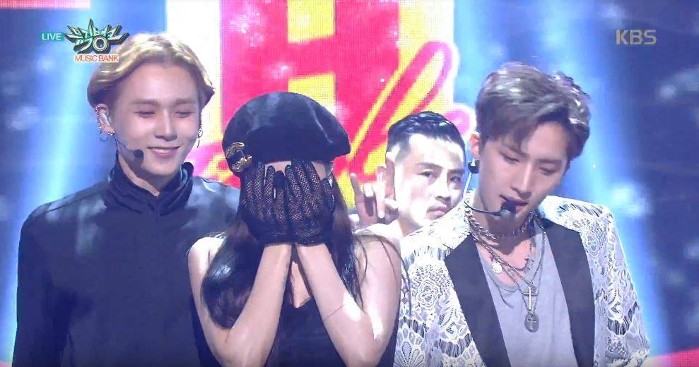 Hyuna và bạn trai gây sốt vì công khai ôm vai quá ngọt, nhưng điều netizen chú ý lại là người đàn ông đằng sau - Ảnh 2.