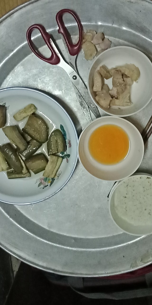 Con d&acirc;u ch&acirc;n đau phải nằm một chỗ, mẹ chồng cả ng&agrave;y chỉ ngồi h&aacute;t karaoke, tranh thủ nấu gi&uacute;p bữa cơm th&igrave; chẳng thể nuốt nổi - Ảnh 2.