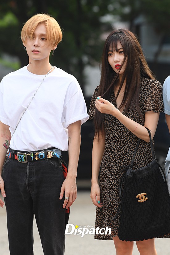 Hyuna và bạn trai gây sốt vì công khai ôm vai quá ngọt, nhưng điều netizen chú ý lại là người đàn ông đằng sau - Ảnh 11.