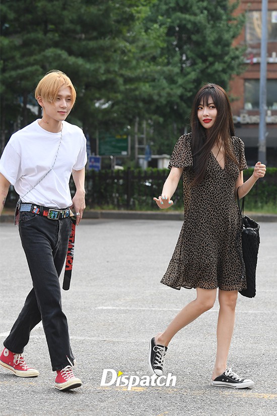 Hyuna và bạn trai gây sốt vì công khai ôm vai quá ngọt, nhưng điều netizen chú ý lại là người đàn ông đằng sau - Ảnh 10.