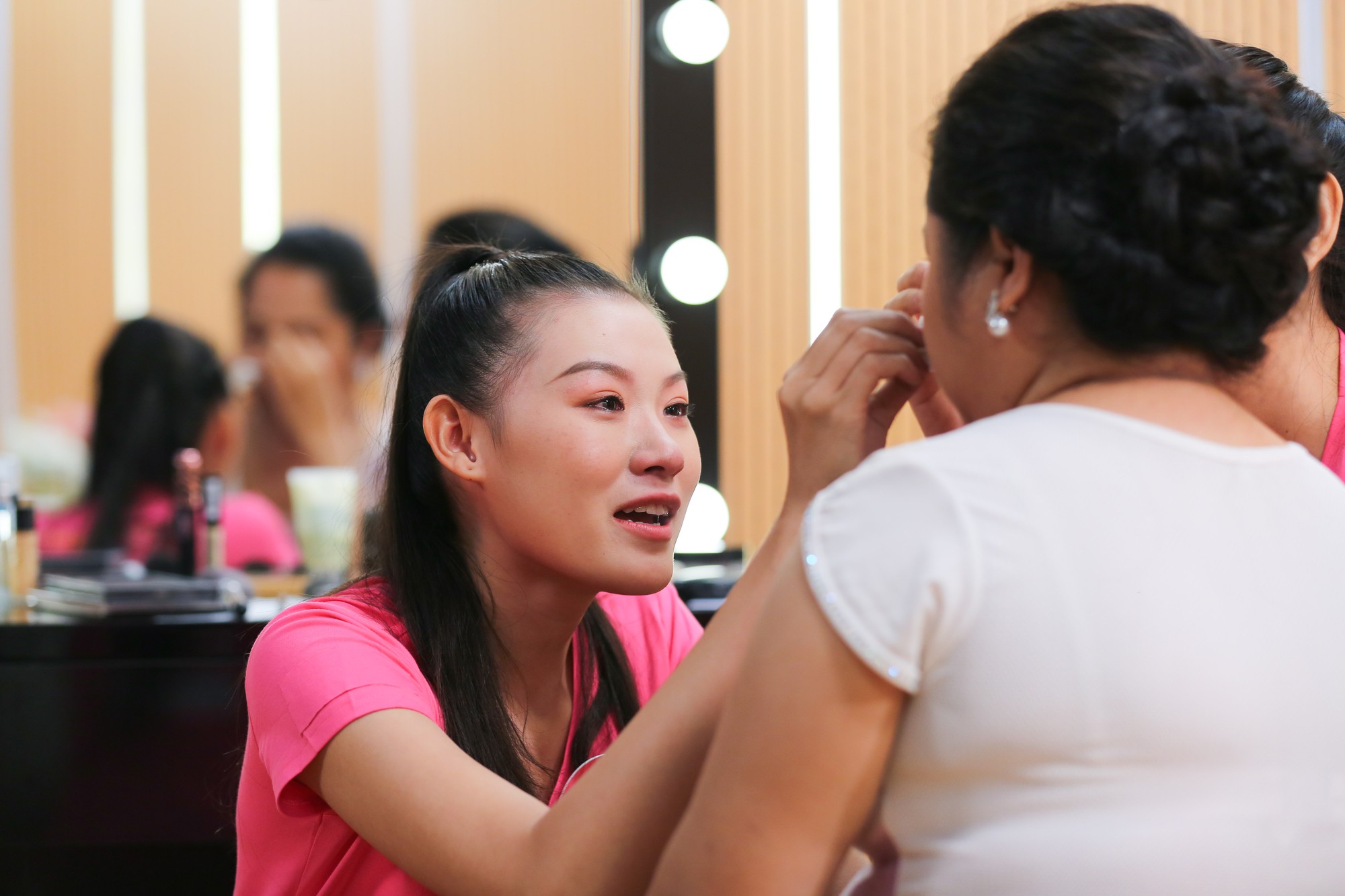 Thí sinh HHVN 2018 chung tay thực hiện bộ ảnh cưới đầy xúc động cho 15 cặp đôi khuyết tật - Ảnh 4.