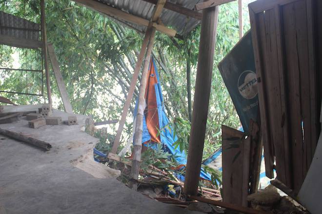 Khoảnh khắc chứng kiến sông nuốt chửng bờ tường rào, người dân chạy khỏi nhà trong đêm - Ảnh 3.