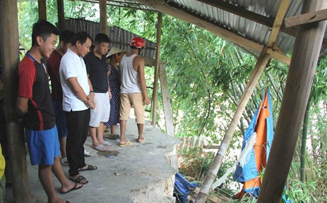 Khoảnh khắc chứng kiến sông nuốt chửng bờ tường rào, người dân chạy khỏi nhà trong đêm - Ảnh 1.