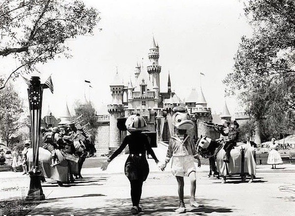 Những hình ảnh chứng minh ngày xưa Disneyland là chỗ để hù dọa trẻ con khóc thét chứ chẳng phải chốn thần tiên hạnh phúc gì - Ảnh 17.