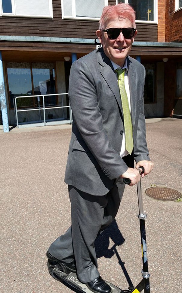 Những màn cá cược ấn tượng của cư dân mạng: Cụ ông 86 tuổi thắng kèo múa cột, thanh niên mặc đồ khủng long ra sân bay trêu người - Ảnh 8.