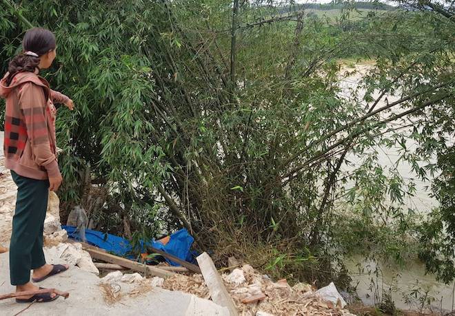 Khoảnh khắc chứng kiến sông nuốt chửng bờ tường rào, người dân chạy khỏi nhà trong đêm - Ảnh 4.